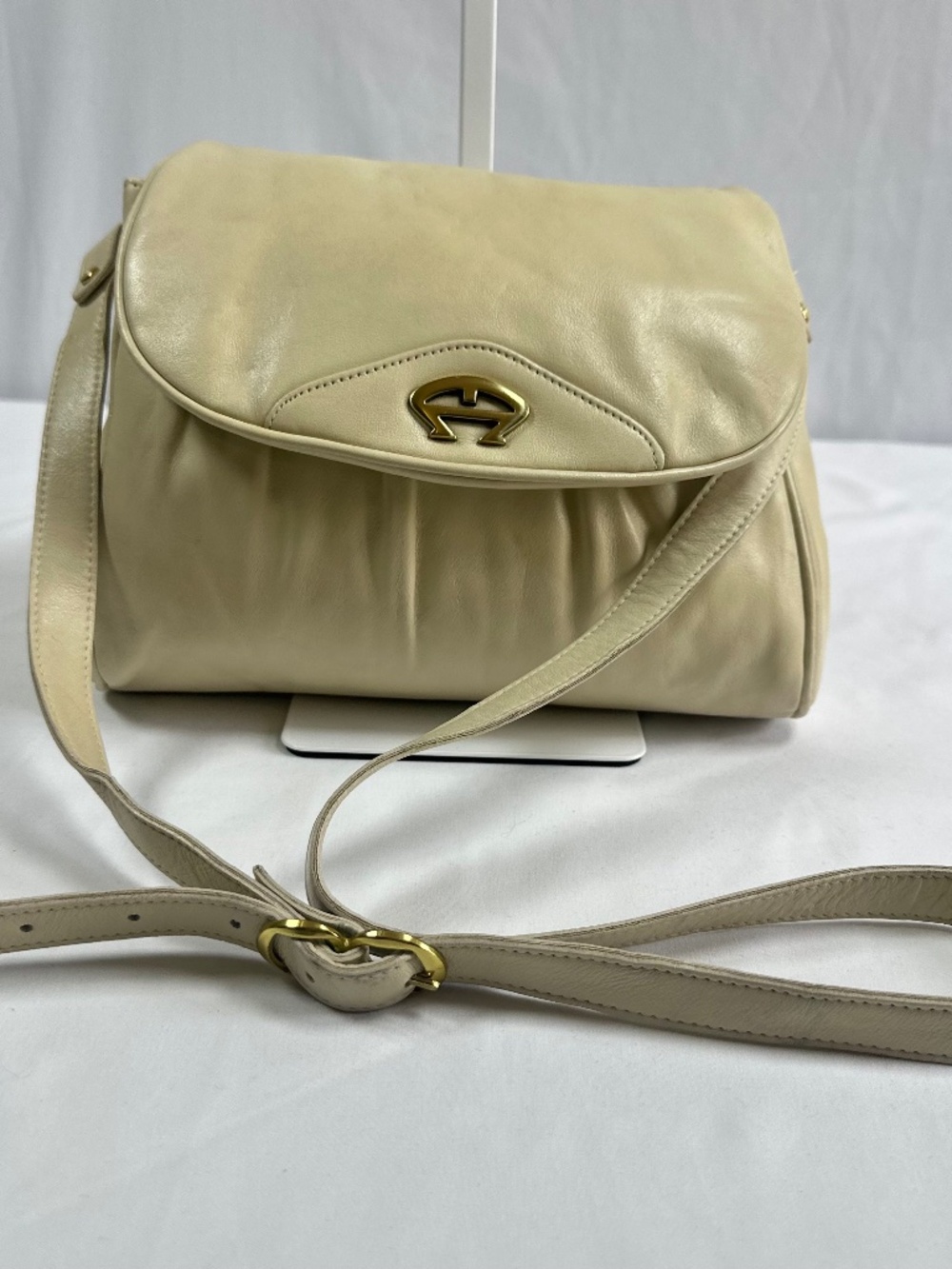 Vintage Etienne Aigner Cream Leather Crossbody Shoulder Bag Horseshoe Logo